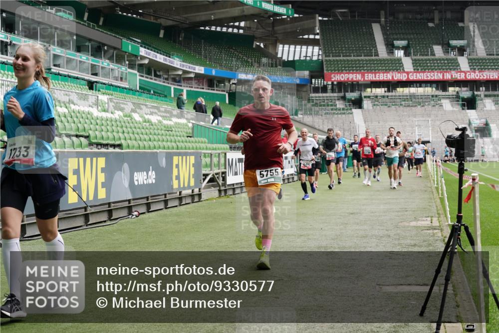 05.10.2025 - 20. swb-Marathon Bremen Michael Burmester http://msf.ph/oto/9330577 05.10.2025 13:02:42 Laufen im Stadion 97, 293, 518, 616, 721, 729, 828, 843, 921, 1121, 1405, 1704, 1733, 1744, 1856, 1899, 1924, 1944, 2143, 2272, 2306, 2357, 2393, 2772, 2774, 3217, 3424, 3525, 3861, 3917, 3926, 3930, 4026, 4129, 4321, 4322, 4444, 4464, 4477, 4481, 4564, 4688, 4714, 4817, 4847, 4885, 4985, 5652, 5755, 5884, 5893, 6325, 6328, 6382, 6666, 7217, 7407, 7433, 7659, 8375, 8526, 8957, 428, 493, 772, 1030, 1256, 1348, 1361, 1452, 1759, 1856, 2245, 2555, 2796, 2910 meine-sportfotos.de