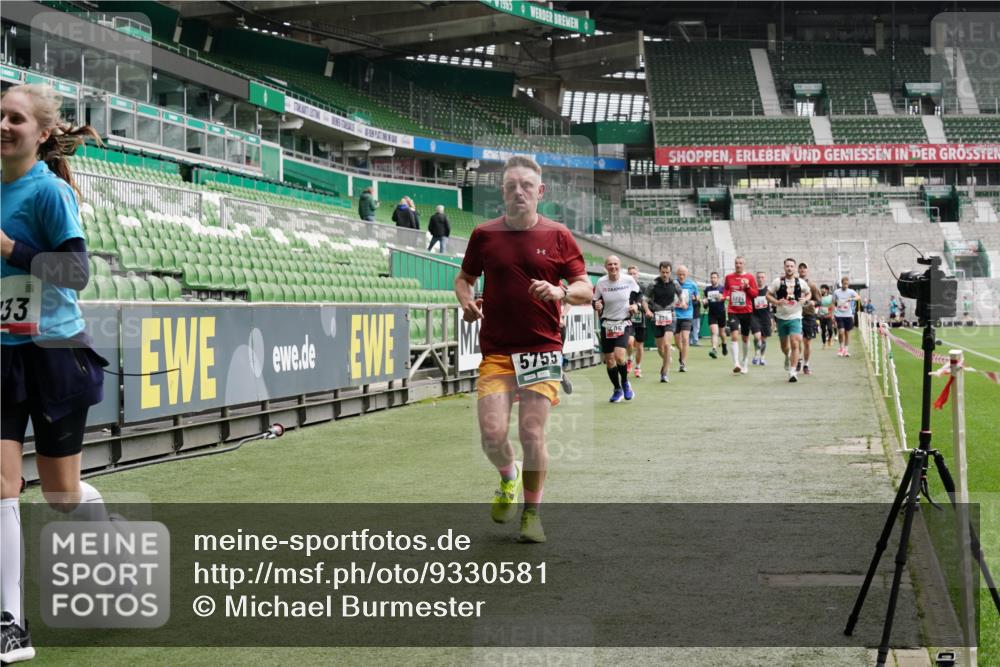 05.10.2025 - 20. swb-Marathon Bremen Michael Burmester http://msf.ph/oto/9330581 05.10.2025 13:02:42 Laufen im Stadion 97, 293, 518, 616, 721, 729, 828, 843, 921, 1121, 1405, 1704, 1733, 1744, 1856, 1899, 1924, 1944, 2143, 2272, 2306, 2357, 2393, 2772, 2774, 3217, 3424, 3525, 3861, 3917, 3926, 3930, 4026, 4129, 4321, 4322, 4444, 4464, 4477, 4481, 4564, 4688, 4714, 4817, 4847, 4885, 4985, 5652, 5755, 5884, 5893, 6325, 6328, 6382, 6666, 7217, 7407, 7433, 7659, 8375, 8526, 8957, 428, 493, 772, 1030, 1256, 1348, 1361, 1452, 1759, 1856, 2245, 2555, 2796, 2910 meine-sportfotos.de