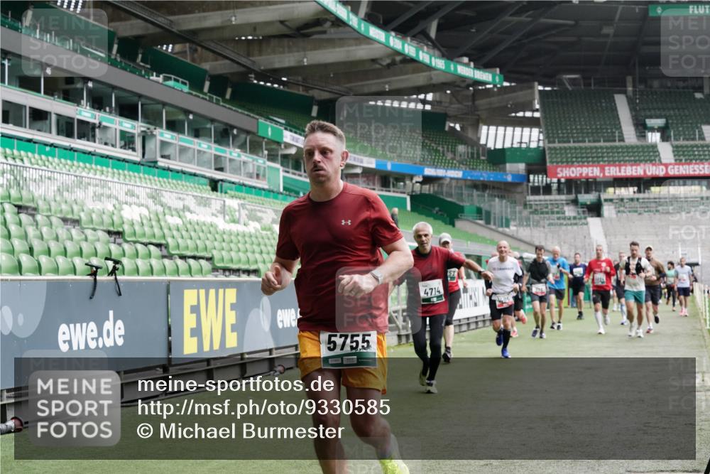 05.10.2025 - 20. swb-Marathon Bremen Michael Burmester http://msf.ph/oto/9330585 05.10.2025 13:02:43 Laufen im Stadion 97, 293, 518, 616, 721, 729, 764, 828, 843, 921, 1121, 1405, 1670, 1704, 1733, 1744, 1836, 1899, 1924, 1944, 2143, 2272, 2306, 2357, 2393, 2772, 2774, 2984, 3217, 3424, 3861, 3917, 3926, 3930, 4026, 4129, 4321, 4322, 4444, 4464, 4477, 4481, 4564, 4688, 4714, 4817, 4847, 4885, 4985, 5652, 5755, 5884, 5893, 6325, 6328, 6382, 6666, 7217, 7407, 7433, 7659, 8375, 8526, 8957, 428, 772, 1030, 1256, 1348, 1361, 1452, 1759, 1856, 2245, 2555, 2796, 2910 meine-sportfotos.de