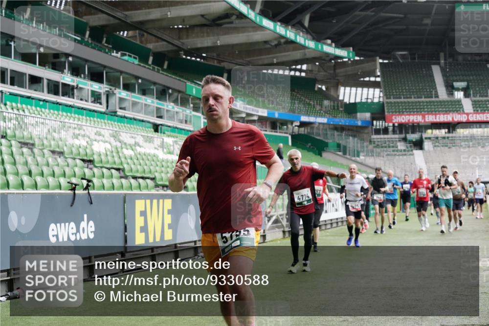 05.10.2025 - 20. swb-Marathon Bremen Michael Burmester http://msf.ph/oto/9330588 05.10.2025 13:02:43 Laufen im Stadion 97, 293, 518, 616, 721, 729, 764, 828, 843, 921, 1121, 1405, 1670, 1704, 1733, 1744, 1836, 1899, 1924, 1944, 2143, 2272, 2306, 2357, 2393, 2772, 2774, 2984, 3217, 3424, 3861, 3917, 3926, 3930, 4026, 4129, 4321, 4322, 4444, 4464, 4477, 4481, 4564, 4688, 4714, 4817, 4847, 4885, 4985, 5652, 5755, 5884, 5893, 6325, 6328, 6382, 6666, 7217, 7407, 7433, 7659, 8375, 8526, 8957, 428, 772, 1030, 1256, 1348, 1361, 1452, 1759, 1856, 2245, 2555, 2796, 2910 meine-sportfotos.de