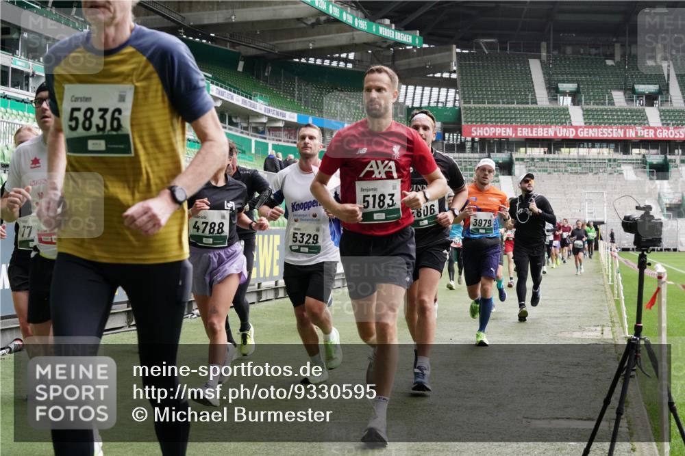 05.10.2025 - 20. swb-Marathon Bremen Michael Burmester http://msf.ph/oto/9330595 05.10.2025 13:00:44 Laufen im Stadion 47, 52, 72, 156, 271, 283, 491, 498, 575, 627, 694, 1017, 1116, 1182, 1273, 1423, 1471, 1606, 1806, 1968, 1973, 1998, 2007, 2196, 2369, 2446, 2504, 2518, 2661, 2668, 2706, 2745, 2806, 2822, 2915, 3040, 3160, 3177, 3237, 3293, 3360, 3549, 3604, 3605, 3979, 4034, 4035, 4046, 4202, 4216, 4263, 4502, 4592, 4661, 4788, 4879, 5011, 5183, 5272, 5329, 5610, 5627, 5663, 5836, 5841, 6027, 6057, 6208, 6389, 6440, 6523, 6636, 6704, 6762, 6881, 7537 meine-sportfotos.de