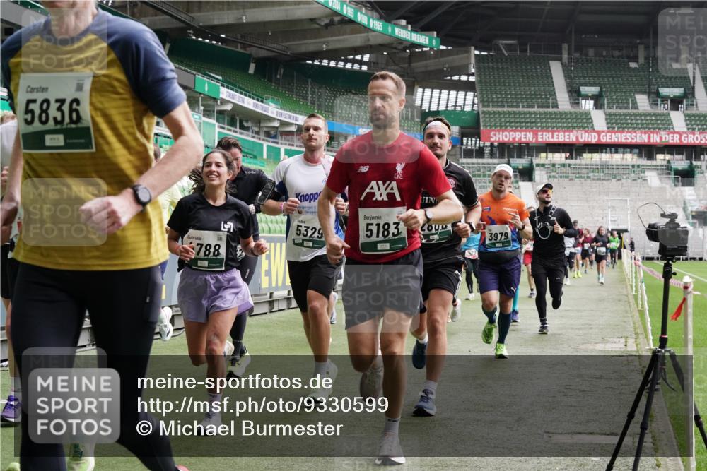 05.10.2025 - 20. swb-Marathon Bremen Michael Burmester http://msf.ph/oto/9330599 05.10.2025 13:00:44 Laufen im Stadion 47, 52, 72, 156, 271, 283, 491, 498, 575, 627, 694, 1017, 1116, 1182, 1273, 1423, 1471, 1606, 1806, 1968, 1973, 1998, 2007, 2196, 2369, 2446, 2504, 2518, 2661, 2668, 2706, 2745, 2806, 2822, 2915, 3040, 3160, 3177, 3237, 3293, 3360, 3549, 3604, 3605, 3979, 4034, 4035, 4046, 4202, 4216, 4263, 4502, 4592, 4661, 4788, 4879, 5011, 5183, 5272, 5329, 5610, 5627, 5663, 5836, 5841, 6027, 6057, 6208, 6389, 6440, 6523, 6636, 6704, 6762, 6881, 7537 meine-sportfotos.de