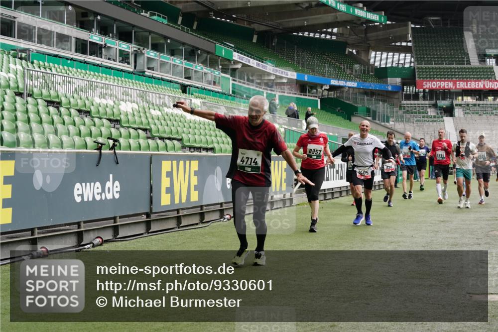 05.10.2025 - 20. swb-Marathon Bremen Michael Burmester http://msf.ph/oto/9330601 05.10.2025 13:02:45 Laufen im Stadion 97, 293, 518, 616, 721, 729, 764, 828, 843, 921, 1121, 1405, 1670, 1704, 1733, 1744, 1836, 1924, 1944, 2143, 2272, 2357, 2393, 2772, 2774, 2984, 3147, 3217, 3424, 3861, 3917, 3926, 3930, 4026, 4129, 4321, 4322, 4464, 4477, 4481, 4564, 4688, 4714, 4817, 4847, 4885, 4985, 5652, 5755, 5884, 5893, 6215, 6325, 6328, 6382, 6481, 6666, 7217, 7407, 7433, 7659, 8375, 8526, 8957, 428, 772, 1030, 1256, 1348, 1452, 1856, 1899, 2143, 2245, 2306, 2555, 2796, 2910 meine-sportfotos.de