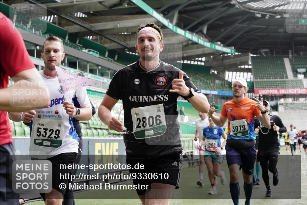 05.10.2025 - 20. swb-Marathon Bremen Michael Burmester http://msf.ph/oto/9330610 05.10.2025 13:00:45 Laufen im Stadion 47, 52, 72, 156, 271, 283, 491, 498, 575, 627, 694, 1017, 1116, 1182, 1273, 1423, 1471, 1606, 1806, 1968, 1973, 1998, 2007, 2196, 2330, 2369, 2446, 2504, 2518, 2661, 2668, 2706, 2745, 2806, 2822, 2915, 3040, 3160, 3177, 3237, 3293, 3360, 3549, 3604, 3605, 3979, 4034, 4035, 4046, 4202, 4216, 4263, 4502, 4592, 4661, 4788, 4879, 5011, 5121, 5183, 5272, 5329, 5610, 5627, 5663, 5836, 5841, 6027, 6057, 6208, 6389, 6440, 6523, 6636, 6704, 6762 meine-sportfotos.de