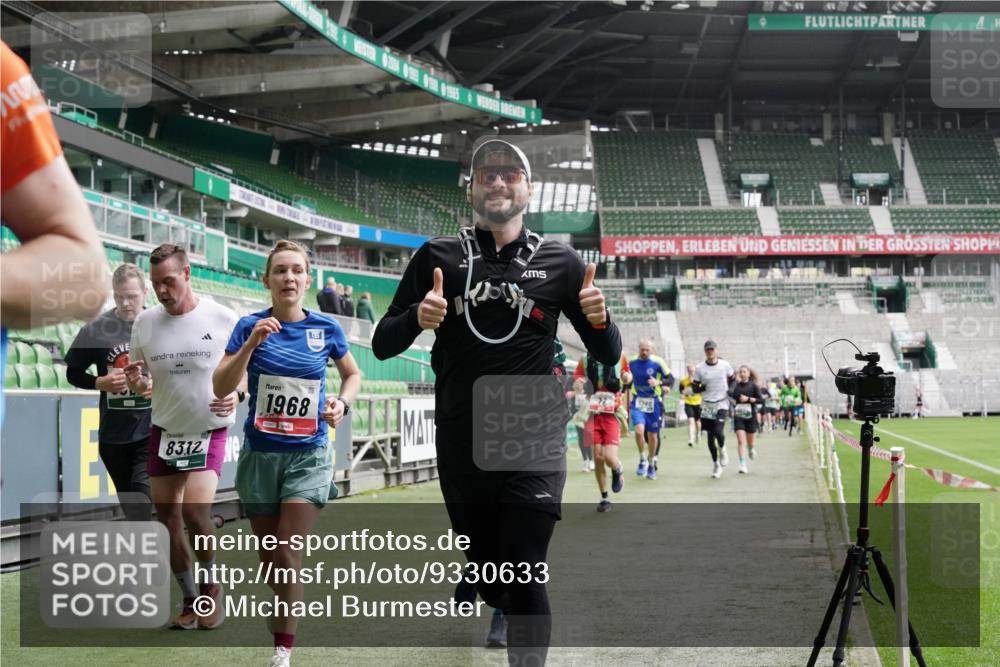05.10.2025 - 20. swb-Marathon Bremen Michael Burmester http://msf.ph/oto/9330633 05.10.2025 13:00:47 Laufen im Stadion 47, 52, 72, 156, 271, 283, 491, 498, 575, 627, 694, 1017, 1116, 1182, 1273, 1423, 1471, 1606, 1806, 1968, 1973, 1998, 2007, 2196, 2330, 2369, 2446, 2504, 2518, 2661, 2668, 2706, 2745, 2806, 2822, 2915, 3040, 3160, 3177, 3209, 3237, 3293, 3360, 3549, 3604, 3605, 3979, 4034, 4035, 4046, 4202, 4216, 4263, 4502, 4592, 4661, 4788, 4879, 5011, 5121, 5183, 5272, 5329, 5414, 5610, 5627, 5663, 5727, 5836, 5841, 6027, 6057, 6208, 6389, 6440, 6523, 6636, 6704, 6762 meine-sportfotos.de