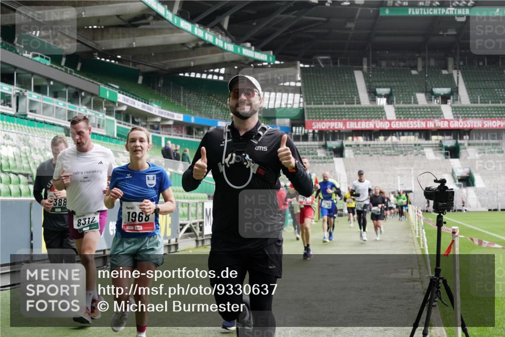 05.10.2025 - 20. swb-Marathon Bremen Michael Burmester http://msf.ph/oto/9330637 05.10.2025 13:00:47 Laufen im Stadion 47, 52, 72, 156, 271, 283, 491, 498, 575, 627, 694, 1017, 1116, 1182, 1273, 1423, 1471, 1606, 1806, 1968, 1973, 1998, 2007, 2196, 2330, 2369, 2446, 2504, 2518, 2661, 2668, 2706, 2745, 2806, 2822, 2915, 3040, 3160, 3177, 3209, 3237, 3293, 3360, 3549, 3604, 3605, 3979, 4034, 4035, 4046, 4202, 4216, 4263, 4502, 4592, 4661, 4788, 4879, 5011, 5121, 5183, 5272, 5329, 5414, 5610, 5627, 5663, 5727, 5836, 5841, 6027, 6057, 6208, 6389, 6440, 6523, 6636, 6704, 6762 meine-sportfotos.de
