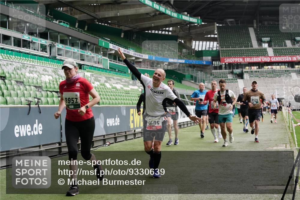 05.10.2025 - 20. swb-Marathon Bremen Michael Burmester http://msf.ph/oto/9330639 05.10.2025 13:02:47 Laufen im Stadion 97, 293, 518, 616, 721, 729, 764, 828, 843, 921, 1121, 1405, 1568, 1670, 1704, 1733, 1744, 1836, 1924, 1944, 2272, 2357, 2393, 2772, 2774, 2984, 3019, 3147, 3217, 3424, 3861, 3917, 3926, 3930, 4026, 4129, 4321, 4322, 4464, 4477, 4481, 4564, 4688, 4714, 4817, 4847, 4885, 4985, 5652, 5755, 5884, 5893, 6215, 6325, 6328, 6382, 6481, 6666, 7217, 7407, 7433, 7659, 8375, 8526, 8957, 428, 772, 1030, 1256, 1348, 1452, 1856, 1899, 2143, 2245, 2306, 2910 meine-sportfotos.de