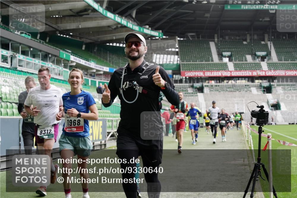 05.10.2025 - 20. swb-Marathon Bremen Michael Burmester http://msf.ph/oto/9330640 05.10.2025 13:00:47 Laufen im Stadion 47, 52, 72, 156, 271, 283, 491, 498, 575, 627, 694, 1017, 1116, 1182, 1273, 1423, 1471, 1606, 1806, 1968, 1973, 1998, 2007, 2196, 2330, 2369, 2446, 2504, 2518, 2661, 2668, 2706, 2745, 2806, 2822, 2915, 3040, 3160, 3177, 3209, 3237, 3293, 3360, 3549, 3604, 3605, 3979, 4034, 4035, 4046, 4202, 4216, 4263, 4502, 4592, 4661, 4788, 4879, 5011, 5121, 5183, 5272, 5329, 5414, 5610, 5627, 5663, 5727, 5836, 5841, 6027, 6057, 6208, 6389, 6440, 6523, 6636, 6704, 6762 meine-sportfotos.de