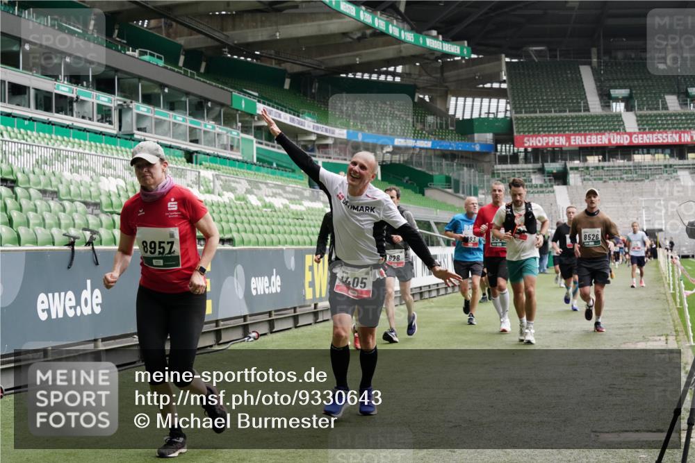 05.10.2025 - 20. swb-Marathon Bremen Michael Burmester http://msf.ph/oto/9330643 05.10.2025 13:02:47 Laufen im Stadion 97, 293, 518, 616, 721, 729, 764, 828, 843, 921, 1121, 1405, 1568, 1670, 1704, 1733, 1744, 1836, 1924, 1944, 2272, 2357, 2393, 2772, 2774, 2984, 3019, 3147, 3217, 3424, 3861, 3917, 3926, 3930, 4026, 4129, 4321, 4322, 4464, 4477, 4481, 4564, 4688, 4714, 4817, 4847, 4885, 4985, 5652, 5755, 5884, 5893, 6215, 6325, 6328, 6382, 6481, 6666, 7217, 7407, 7433, 7659, 8375, 8526, 8957, 428, 772, 1030, 1256, 1348, 1452, 1856, 1899, 2143, 2245, 2306, 2910 meine-sportfotos.de