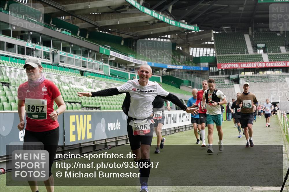 05.10.2025 - 20. swb-Marathon Bremen Michael Burmester http://msf.ph/oto/9330647 05.10.2025 13:02:48 Laufen im Stadion 97, 293, 518, 616, 721, 729, 764, 828, 843, 921, 1121, 1405, 1568, 1670, 1704, 1733, 1744, 1836, 1924, 1944, 2272, 2357, 2393, 2772, 2774, 2984, 3019, 3147, 3217, 3424, 3861, 3917, 3930, 4026, 4129, 4321, 4322, 4464, 4477, 4481, 4688, 4714, 4817, 4847, 4885, 4985, 5652, 5755, 5884, 5893, 6215, 6325, 6328, 6382, 6481, 6666, 7217, 7407, 7433, 7659, 8375, 8526, 8957, 428, 772, 1030, 1256, 1348, 1452, 1856, 1899, 2143, 2245, 2306, 2910 meine-sportfotos.de