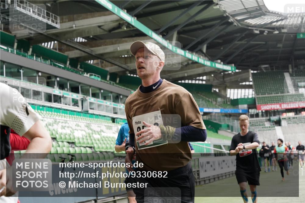 05.10.2025 - 20. swb-Marathon Bremen Michael Burmester http://msf.ph/oto/9330682 05.10.2025 13:02:52 Laufen im Stadion 97, 293, 375, 518, 616, 721, 729, 764, 828, 843, 921, 1121, 1405, 1568, 1670, 1704, 1733, 1836, 1944, 2272, 2357, 2393, 2407, 2772, 2774, 2984, 3019, 3147, 3217, 3424, 3861, 3917, 4026, 4129, 4321, 4322, 4464, 4477, 4481, 4688, 4714, 4817, 4847, 4885, 4985, 5527, 5652, 5755, 5884, 6215, 6325, 6328, 6382, 6417, 6481, 6666, 7217, 7407, 7433, 7540, 7659, 8375, 8526, 8957, 772, 1030, 1256, 1348, 1452, 1744, 1856, 1899, 1924, 2143, 2306, 2910 meine-sportfotos.de