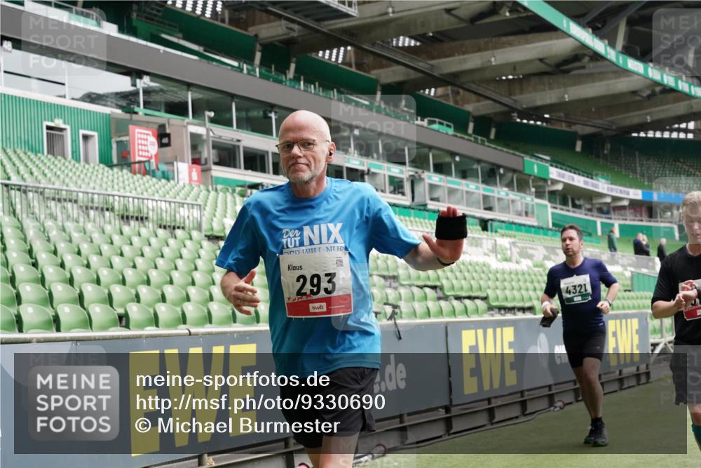 05.10.2025 - 20. swb-Marathon Bremen Michael Burmester http://msf.ph/oto/9330690 05.10.2025 13:02:53 Laufen im Stadion 97, 227, 293, 375, 518, 616, 721, 729, 764, 828, 843, 921, 1121, 1405, 1568, 1670, 1704, 1733, 1836, 1944, 2272, 2357, 2393, 2407, 2772, 2774, 2960, 2984, 3019, 3147, 3217, 3424, 3861, 3917, 4026, 4129, 4321, 4322, 4464, 4477, 4481, 4688, 4714, 4817, 4847, 4885, 4985, 5527, 5652, 5755, 5884, 6215, 6325, 6328, 6382, 6417, 6481, 6666, 7217, 7407, 7433, 7540, 7659, 8375, 8526, 8957, 772, 1030, 1256, 1348, 1452, 1744, 1856, 1899, 1924, 2143, 2306, 2910 meine-sportfotos.de