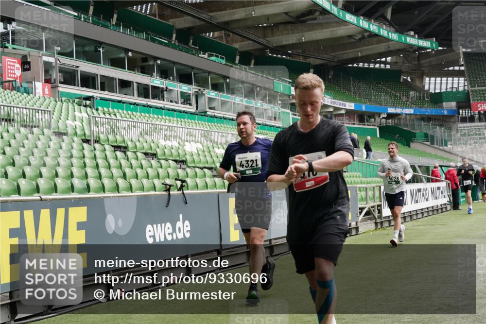 05.10.2025 - 20. swb-Marathon Bremen Michael Burmester http://msf.ph/oto/9330696 05.10.2025 13:02:54 Laufen im Stadion 97, 227, 293, 375, 518, 616, 721, 729, 764, 828, 843, 921, 1121, 1405, 1568, 1670, 1704, 1733, 1836, 1944, 2272, 2357, 2393, 2407, 2772, 2774, 2960, 2984, 3019, 3147, 3217, 3424, 3861, 3917, 4026, 4129, 4321, 4322, 4464, 4477, 4481, 4688, 4714, 4817, 4847, 4885, 4985, 5527, 5652, 5755, 5867, 5884, 6215, 6325, 6328, 6382, 6417, 6481, 6666, 7217, 7315, 7316, 7407, 7433, 7540, 7659, 8375, 8526, 8957, 772, 1030, 1256, 1348, 1452, 1744, 1856, 1899, 1924, 2143, 2272, 2306, 2910 meine-sportfotos.de