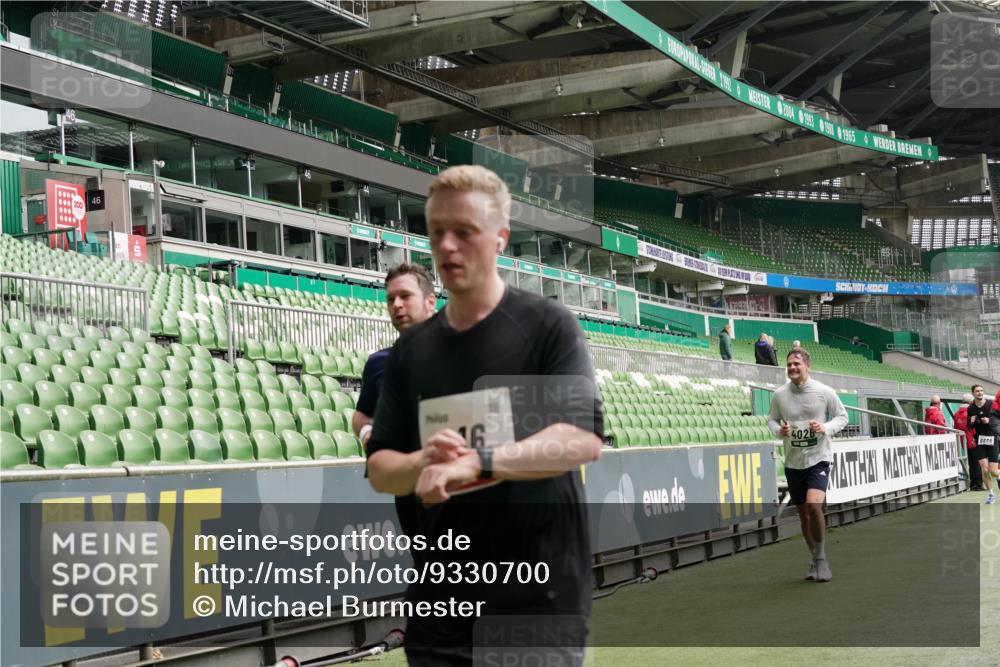 05.10.2025 - 20. swb-Marathon Bremen Michael Burmester http://msf.ph/oto/9330700 05.10.2025 13:02:54 Laufen im Stadion 97, 227, 293, 375, 518, 616, 721, 729, 764, 828, 843, 921, 1121, 1405, 1568, 1670, 1704, 1733, 1836, 1944, 2272, 2357, 2393, 2407, 2772, 2774, 2960, 2984, 3019, 3147, 3217, 3424, 3861, 3917, 4026, 4129, 4321, 4322, 4464, 4477, 4481, 4688, 4714, 4817, 4847, 4885, 4985, 5527, 5652, 5755, 5867, 5884, 6215, 6325, 6328, 6382, 6417, 6481, 6666, 7217, 7315, 7316, 7407, 7433, 7540, 7659, 8375, 8526, 8957, 772, 1030, 1256, 1348, 1452, 1744, 1856, 1899, 1924, 2143, 2272, 2306, 2910 meine-sportfotos.de