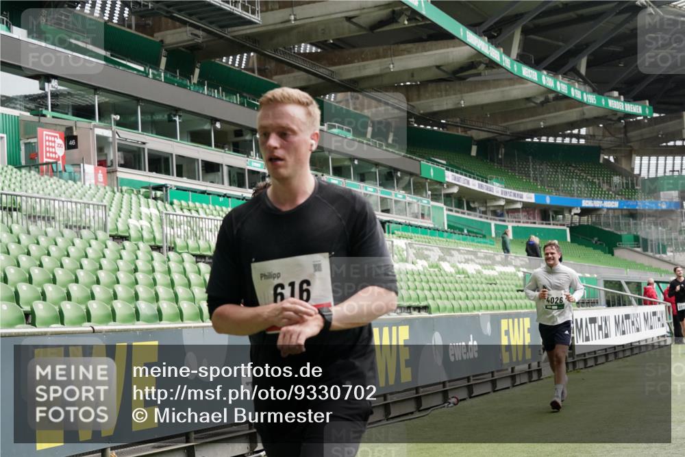 05.10.2025 - 20. swb-Marathon Bremen Michael Burmester http://msf.ph/oto/9330702 05.10.2025 13:02:54 Laufen im Stadion 97, 227, 293, 375, 518, 616, 721, 729, 764, 828, 843, 921, 1121, 1405, 1568, 1670, 1704, 1733, 1836, 1944, 2272, 2357, 2393, 2407, 2772, 2774, 2960, 2984, 3019, 3147, 3217, 3424, 3861, 3917, 4026, 4129, 4321, 4322, 4464, 4477, 4481, 4688, 4714, 4817, 4847, 4885, 4985, 5527, 5652, 5755, 5867, 5884, 6215, 6325, 6328, 6382, 6417, 6481, 6666, 7217, 7315, 7316, 7407, 7433, 7540, 7659, 8375, 8526, 8957, 772, 1030, 1256, 1348, 1452, 1744, 1856, 1899, 1924, 2143, 2272, 2306, 2910 meine-sportfotos.de