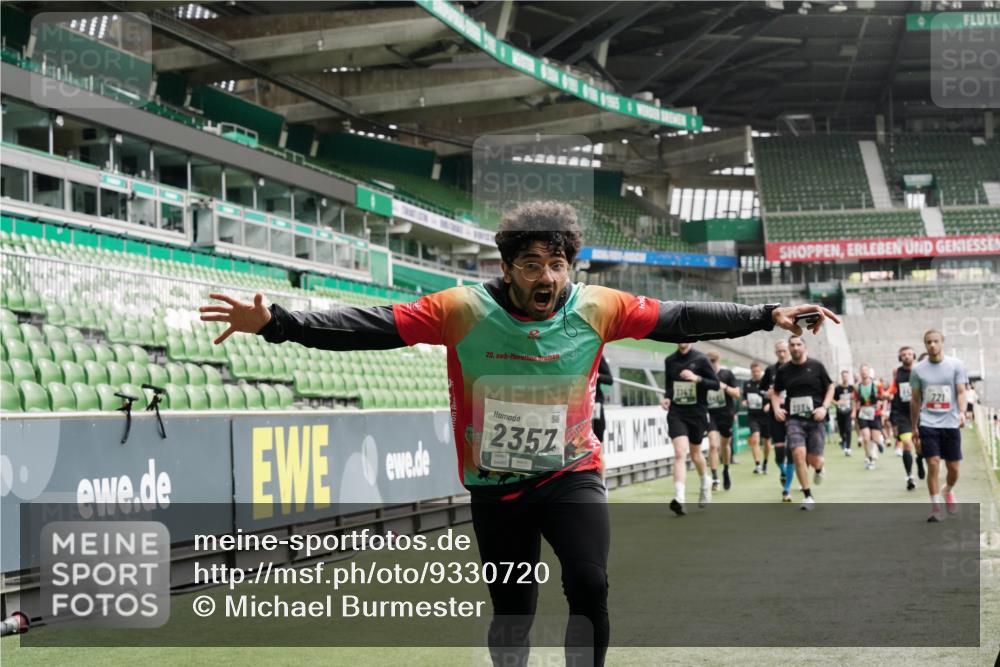 05.10.2025 - 20. swb-Marathon Bremen Michael Burmester http://msf.ph/oto/9330720 05.10.2025 13:02:58 Laufen im Stadion 97, 227, 293, 375, 518, 616, 721, 729, 764, 828, 921, 1121, 1405, 1568, 1670, 1704, 1733, 1836, 1944, 2357, 2393, 2407, 2597, 2772, 2774, 2960, 2984, 3019, 3147, 3424, 3917, 4026, 4129, 4321, 4322, 4464, 4481, 4688, 4714, 4769, 4817, 4847, 4885, 4985, 5431, 5527, 5652, 5755, 5763, 5867, 5884, 6215, 6325, 6417, 6481, 6666, 7217, 7315, 7316, 7407, 7433, 7540, 7653, 7659, 8375, 8526, 8957, 772, 843, 1030, 1256, 1348, 1452, 1744, 1856, 1899, 1924, 2143, 2272, 2306, 2910, 3217 meine-sportfotos.de