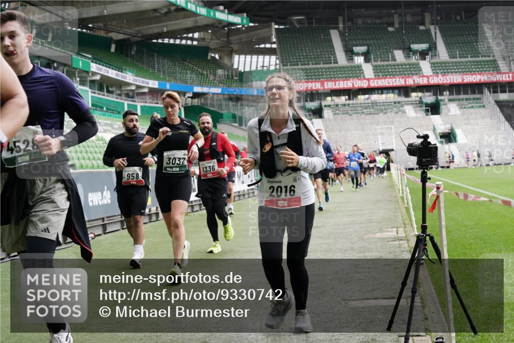05.10.2025 - 20. swb-Marathon Bremen Michael Burmester http://msf.ph/oto/9330742 05.10.2025 13:03:42 Laufen im Stadion 227, 375, 396, 414, 527, 592, 725, 764, 898, 958, 1019, 1067, 1178, 1275, 1331, 1336, 1425, 1469, 1507, 1514, 1568, 1670, 1695, 1705, 1836, 1975, 2016, 2339, 2375, 2407, 2567, 2597, 2696, 2791, 2960, 2984, 3019, 3037, 3072, 3147, 3313, 3485, 4053, 4087, 4453, 4462, 4528, 4651, 4767, 4769, 4793, 5043, 5137, 5162, 5236, 5410, 5431, 5489, 5523, 5527, 5763, 5867, 5966, 6011, 6138, 6145, 6215, 6414, 6417, 6447, 6481, 6529, 6584, 6635, 7315, 7316, 7540, 7607, 7653, 293, 721 meine-sportfotos.de