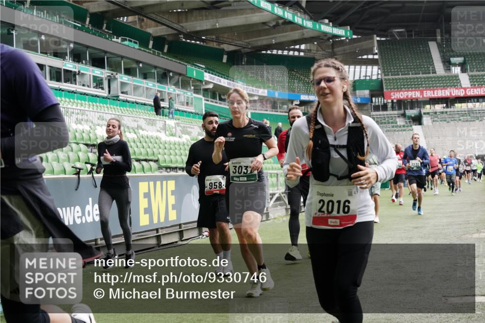 05.10.2025 - 20. swb-Marathon Bremen Michael Burmester http://msf.ph/oto/9330746 05.10.2025 13:03:42 Laufen im Stadion 227, 375, 396, 414, 527, 592, 725, 764, 898, 958, 1019, 1067, 1178, 1275, 1331, 1336, 1425, 1469, 1507, 1514, 1568, 1670, 1695, 1705, 1836, 1975, 2016, 2339, 2375, 2407, 2567, 2597, 2696, 2791, 2960, 2984, 3019, 3037, 3072, 3147, 3313, 3485, 4053, 4087, 4453, 4462, 4528, 4651, 4767, 4769, 4793, 5043, 5137, 5162, 5236, 5410, 5431, 5489, 5523, 5527, 5763, 5867, 5966, 6011, 6138, 6145, 6215, 6414, 6417, 6447, 6481, 6529, 6584, 6635, 7315, 7316, 7540, 7607, 7653, 293, 721 meine-sportfotos.de