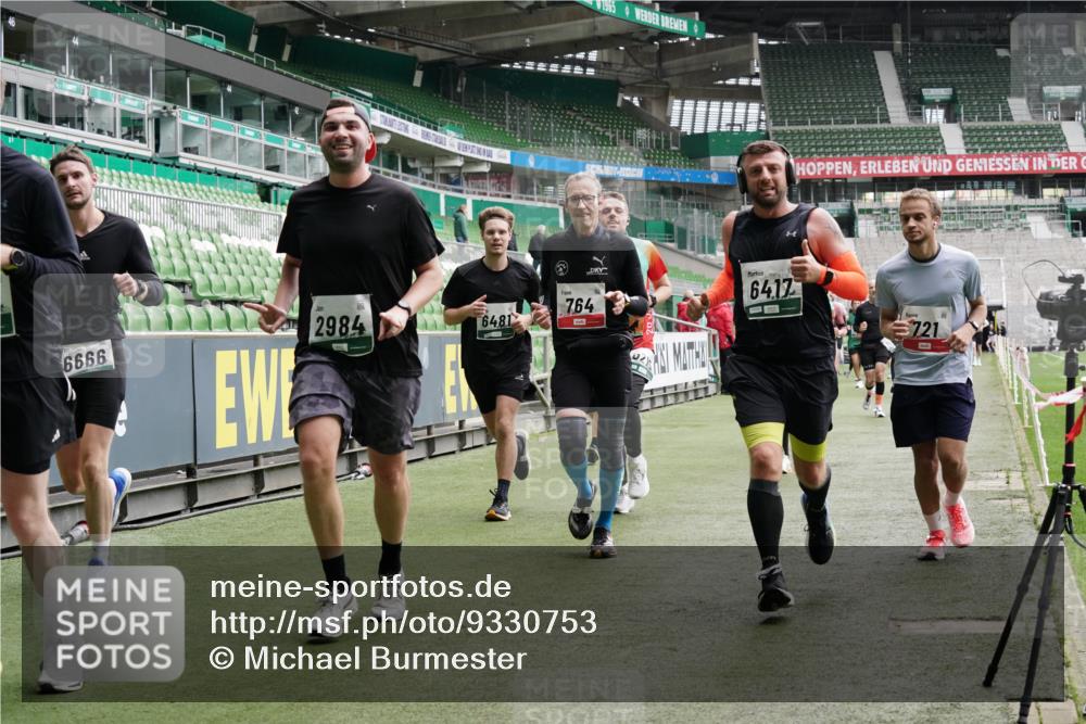 05.10.2025 - 20. swb-Marathon Bremen Michael Burmester http://msf.ph/oto/9330753 05.10.2025 13:03:02 Laufen im Stadion 97, 227, 293, 375, 396, 518, 527, 616, 721, 729, 764, 828, 921, 1121, 1178, 1405, 1425, 1469, 1568, 1670, 1704, 1705, 1733, 1836, 1944, 2357, 2393, 2407, 2597, 2696, 2772, 2774, 2791, 2960, 2984, 3019, 3147, 3424, 3917, 4026, 4129, 4321, 4322, 4464, 4481, 4714, 4769, 4817, 4885, 5431, 5527, 5755, 5763, 5867, 5884, 6215, 6325, 6417, 6481, 6666, 7217, 7315, 7316, 7407, 7433, 7540, 7653, 7659, 8375, 8526, 8957, 843, 921, 1744, 1856, 1899, 1924, 2143, 2272, 2306, 2774, 3217, 4847 meine-sportfotos.de