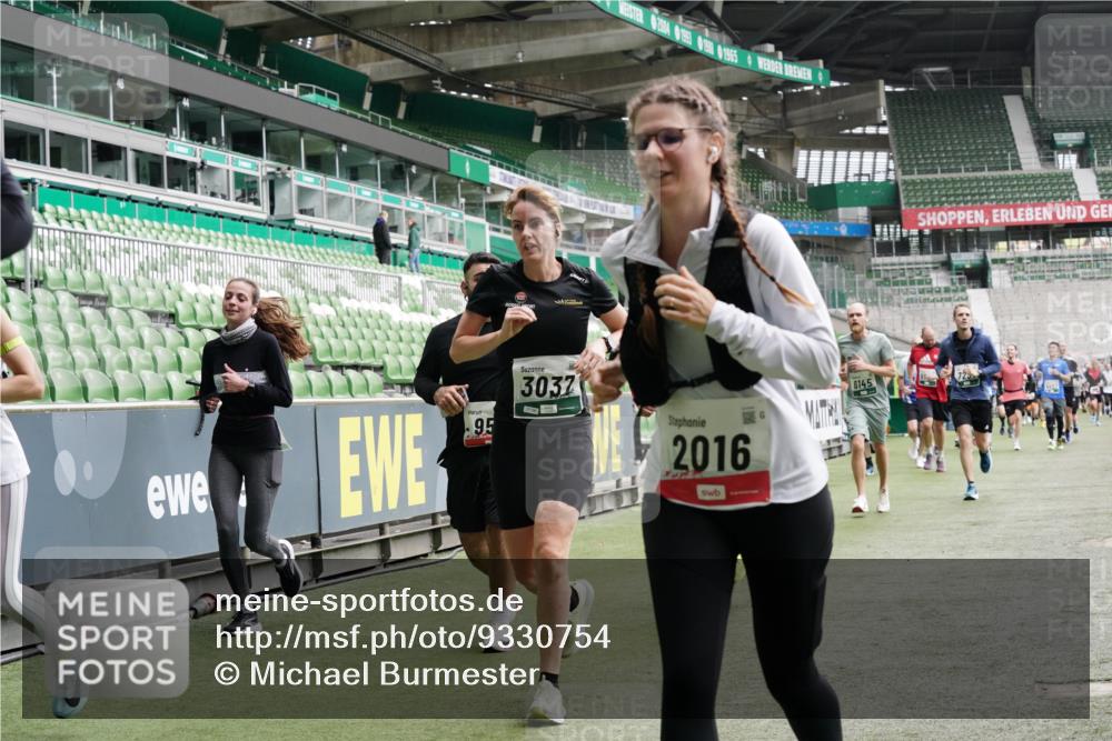 05.10.2025 - 20. swb-Marathon Bremen Michael Burmester http://msf.ph/oto/9330754 05.10.2025 13:03:42 Laufen im Stadion 227, 375, 396, 414, 527, 592, 725, 764, 898, 958, 1019, 1067, 1178, 1275, 1331, 1336, 1425, 1469, 1507, 1514, 1568, 1670, 1695, 1705, 1836, 1975, 2016, 2339, 2375, 2407, 2567, 2597, 2696, 2791, 2960, 2984, 3019, 3037, 3072, 3147, 3313, 3485, 4053, 4087, 4453, 4462, 4528, 4651, 4767, 4769, 4793, 5043, 5137, 5162, 5236, 5410, 5431, 5489, 5523, 5527, 5763, 5867, 5966, 6011, 6138, 6145, 6215, 6414, 6417, 6447, 6481, 6529, 6584, 6635, 7315, 7316, 7540, 7607, 7653, 293, 721 meine-sportfotos.de