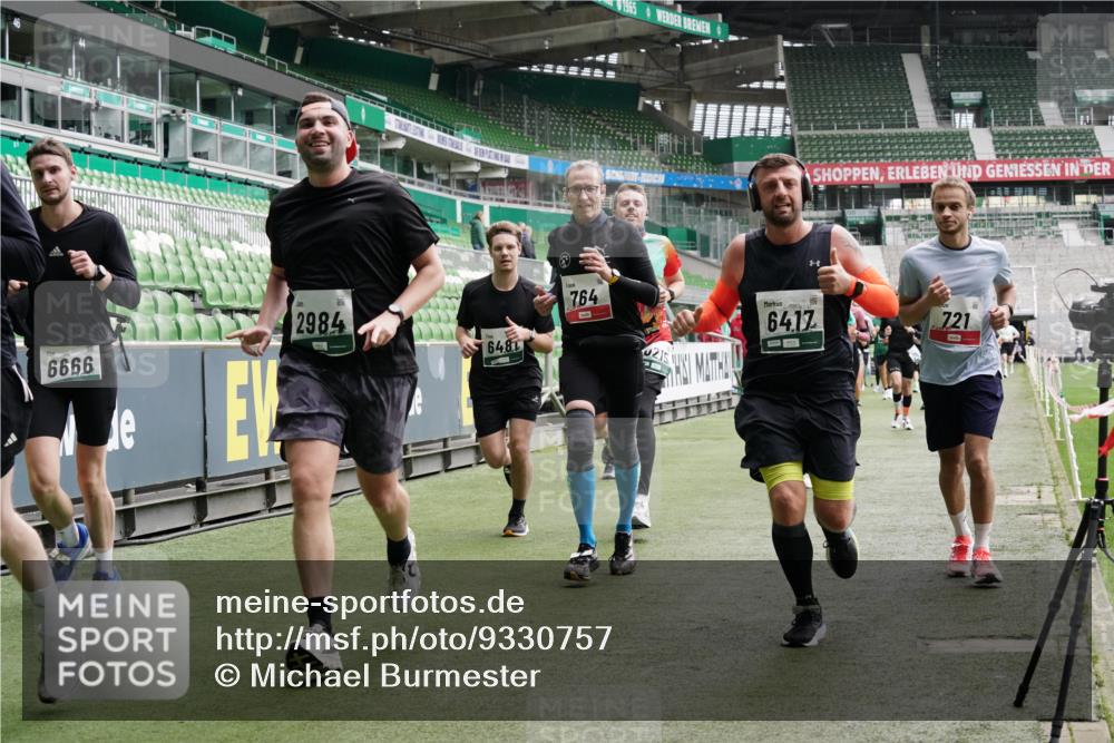05.10.2025 - 20. swb-Marathon Bremen Michael Burmester http://msf.ph/oto/9330757 05.10.2025 13:03:02 Laufen im Stadion 97, 227, 293, 375, 396, 518, 527, 616, 721, 729, 764, 828, 921, 1121, 1178, 1405, 1425, 1469, 1568, 1670, 1704, 1705, 1733, 1836, 1944, 2357, 2393, 2407, 2597, 2696, 2772, 2774, 2791, 2960, 2984, 3019, 3147, 3424, 3917, 4026, 4129, 4321, 4322, 4464, 4481, 4714, 4769, 4817, 4885, 5431, 5527, 5755, 5763, 5867, 5884, 6215, 6325, 6417, 6481, 6666, 7217, 7315, 7316, 7407, 7433, 7540, 7653, 7659, 8375, 8526, 8957, 843, 921, 1744, 1856, 1899, 1924, 2143, 2272, 2306, 2774, 3217, 4847 meine-sportfotos.de