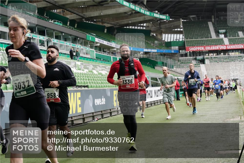 05.10.2025 - 20. swb-Marathon Bremen Michael Burmester http://msf.ph/oto/9330762 05.10.2025 13:03:43 Laufen im Stadion 227, 375, 396, 414, 527, 592, 725, 764, 898, 958, 1019, 1067, 1178, 1275, 1331, 1336, 1413, 1425, 1469, 1507, 1514, 1568, 1670, 1695, 1705, 1836, 1975, 2016, 2339, 2375, 2407, 2567, 2597, 2696, 2791, 2960, 2984, 3019, 3037, 3072, 3147, 3313, 3485, 4053, 4087, 4453, 4462, 4528, 4651, 4767, 4769, 4793, 5043, 5137, 5162, 5236, 5410, 5431, 5489, 5523, 5527, 5763, 5867, 5966, 6011, 6138, 6145, 6215, 6414, 6417, 6447, 6481, 6529, 6584, 6635, 7315, 7316, 7540, 7607, 7653, 293, 721 meine-sportfotos.de