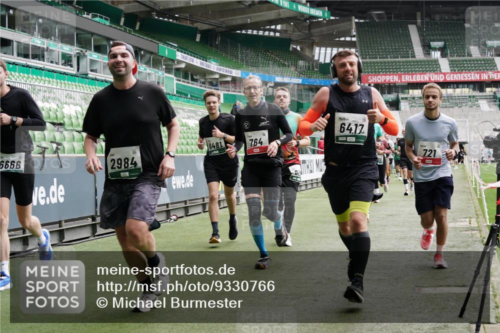 05.10.2025 - 20. swb-Marathon Bremen Michael Burmester http://msf.ph/oto/9330766 05.10.2025 13:03:02 Laufen im Stadion 97, 227, 293, 375, 396, 518, 527, 616, 721, 729, 764, 828, 921, 1121, 1178, 1405, 1425, 1469, 1568, 1670, 1704, 1705, 1733, 1836, 1944, 2357, 2393, 2407, 2597, 2696, 2772, 2774, 2791, 2960, 2984, 3019, 3147, 3424, 3917, 4026, 4129, 4321, 4322, 4464, 4481, 4714, 4769, 4817, 4885, 5431, 5527, 5755, 5763, 5867, 5884, 6215, 6325, 6417, 6481, 6666, 7217, 7315, 7316, 7407, 7433, 7540, 7653, 7659, 8375, 8526, 8957, 843, 921, 1744, 1856, 1899, 1924, 2143, 2272, 2306, 2774, 3217, 4847 meine-sportfotos.de