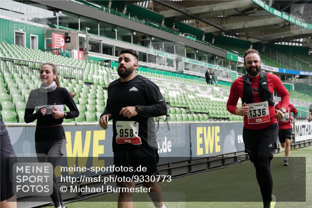 05.10.2025 - 20. swb-Marathon Bremen Michael Burmester http://msf.ph/oto/9330773 05.10.2025 13:03:44 Laufen im Stadion 227, 360, 375, 396, 414, 527, 592, 725, 898, 958, 1019, 1067, 1178, 1275, 1331, 1336, 1413, 1425, 1469, 1507, 1514, 1568, 1695, 1705, 1975, 2016, 2339, 2375, 2407, 2567, 2597, 2696, 2791, 2960, 3019, 3037, 3072, 3147, 3313, 3485, 4053, 4087, 4335, 4453, 4462, 4528, 4651, 4767, 4769, 4793, 5043, 5137, 5162, 5236, 5410, 5431, 5489, 5523, 5527, 5763, 5867, 5966, 6011, 6138, 6145, 6215, 6414, 6417, 6447, 6481, 6529, 6584, 6635, 7315, 7316, 7540, 7607, 7653, 293, 721 meine-sportfotos.de
