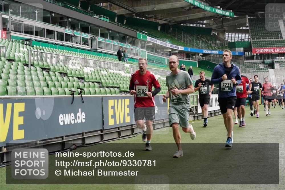 05.10.2025 - 20. swb-Marathon Bremen Michael Burmester http://msf.ph/oto/9330781 05.10.2025 13:03:46 Laufen im Stadion 227, 360, 375, 396, 414, 527, 592, 725, 898, 958, 1019, 1067, 1178, 1275, 1331, 1336, 1413, 1425, 1469, 1507, 1514, 1568, 1695, 1705, 1975, 2016, 2339, 2375, 2407, 2567, 2597, 2696, 2791, 2960, 3019, 3037, 3072, 3313, 3485, 4005, 4053, 4087, 4335, 4453, 4462, 4528, 4651, 4767, 4769, 4793, 5043, 5137, 5162, 5236, 5343, 5410, 5431, 5489, 5523, 5527, 5763, 5867, 5966, 6011, 6138, 6145, 6414, 6417, 6447, 6529, 6584, 6635, 7315, 7316, 7540, 7607, 7653, 293, 721 meine-sportfotos.de
