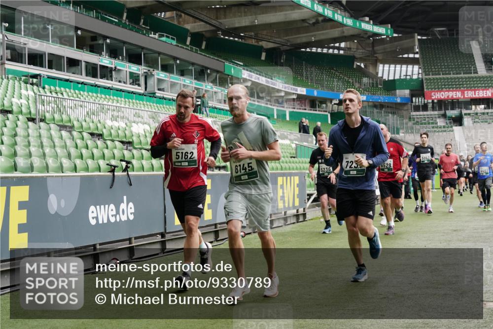 05.10.2025 - 20. swb-Marathon Bremen Michael Burmester http://msf.ph/oto/9330789 05.10.2025 13:03:46 Laufen im Stadion 227, 360, 375, 396, 414, 527, 592, 725, 898, 958, 1019, 1067, 1178, 1275, 1331, 1336, 1413, 1425, 1469, 1507, 1514, 1568, 1695, 1705, 1975, 2016, 2339, 2375, 2407, 2567, 2597, 2696, 2791, 2960, 3019, 3037, 3072, 3313, 3485, 4005, 4053, 4087, 4335, 4453, 4462, 4528, 4651, 4767, 4769, 4793, 5043, 5137, 5162, 5236, 5343, 5410, 5431, 5489, 5523, 5527, 5763, 5867, 5966, 6011, 6138, 6145, 6414, 6417, 6447, 6529, 6584, 6635, 7315, 7316, 7540, 7607, 7653, 293, 721 meine-sportfotos.de