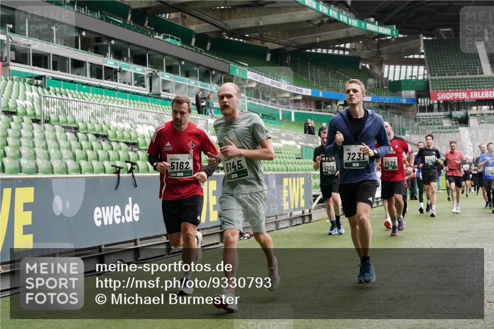 05.10.2025 - 20. swb-Marathon Bremen Michael Burmester http://msf.ph/oto/9330793 05.10.2025 13:03:46 Laufen im Stadion 227, 360, 375, 396, 414, 527, 592, 725, 898, 958, 1019, 1067, 1178, 1275, 1331, 1336, 1413, 1425, 1469, 1507, 1514, 1568, 1695, 1705, 1975, 2016, 2339, 2375, 2407, 2567, 2597, 2696, 2791, 2960, 3019, 3037, 3072, 3313, 3485, 4005, 4053, 4087, 4335, 4453, 4462, 4528, 4651, 4767, 4769, 4793, 5043, 5137, 5162, 5236, 5343, 5410, 5431, 5489, 5523, 5527, 5763, 5867, 5966, 6011, 6138, 6145, 6414, 6417, 6447, 6529, 6584, 6635, 7315, 7316, 7540, 7607, 7653, 293, 721 meine-sportfotos.de