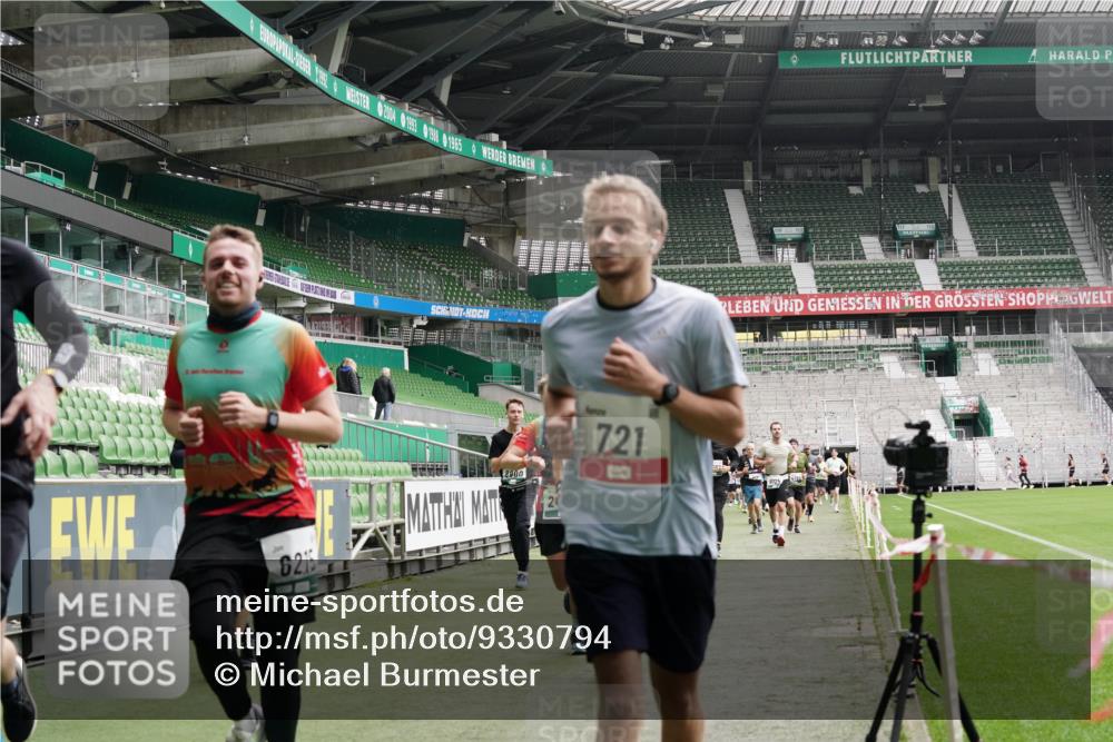 05.10.2025 - 20. swb-Marathon Bremen Michael Burmester http://msf.ph/oto/9330794 05.10.2025 13:03:04 Laufen im Stadion 97, 227, 293, 375, 396, 518, 527, 616, 721, 725, 729, 764, 828, 1121, 1178, 1405, 1425, 1469, 1568, 1670, 1704, 1705, 1733, 1836, 1944, 2357, 2393, 2407, 2597, 2696, 2772, 2791, 2960, 2984, 3019, 3147, 3424, 3917, 4026, 4321, 4322, 4464, 4481, 4714, 4769, 4817, 4885, 5431, 5527, 5755, 5763, 5867, 5884, 6215, 6325, 6417, 6481, 6666, 7217, 7315, 7316, 7407, 7433, 7540, 7607, 7653, 7659, 8375, 8526, 8957, 843, 921, 1744, 1899, 1924, 2143, 2272, 2306, 2774, 3217, 4129, 4847 meine-sportfotos.de