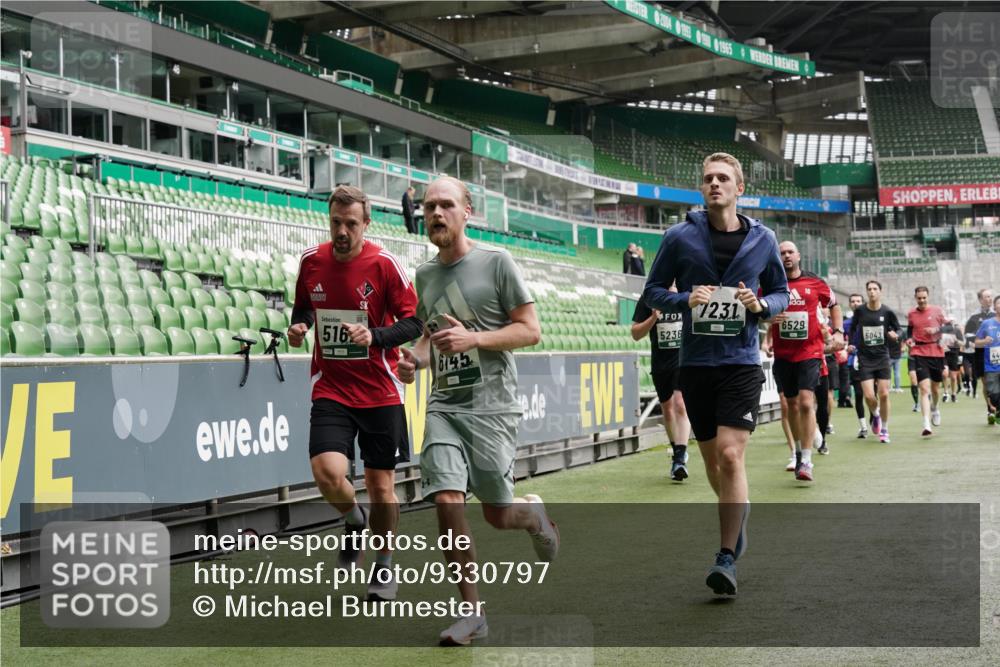 05.10.2025 - 20. swb-Marathon Bremen Michael Burmester http://msf.ph/oto/9330797 05.10.2025 13:03:46 Laufen im Stadion 227, 360, 375, 396, 414, 527, 592, 725, 898, 958, 1019, 1067, 1178, 1275, 1331, 1336, 1413, 1425, 1469, 1507, 1514, 1568, 1695, 1705, 1975, 2016, 2339, 2375, 2407, 2567, 2597, 2696, 2791, 2960, 3019, 3037, 3072, 3313, 3485, 4005, 4053, 4087, 4335, 4453, 4462, 4528, 4651, 4767, 4769, 4793, 5043, 5137, 5162, 5236, 5343, 5410, 5431, 5489, 5523, 5527, 5763, 5867, 5966, 6011, 6138, 6145, 6414, 6417, 6447, 6529, 6584, 6635, 7315, 7316, 7540, 7607, 7653, 293, 721 meine-sportfotos.de