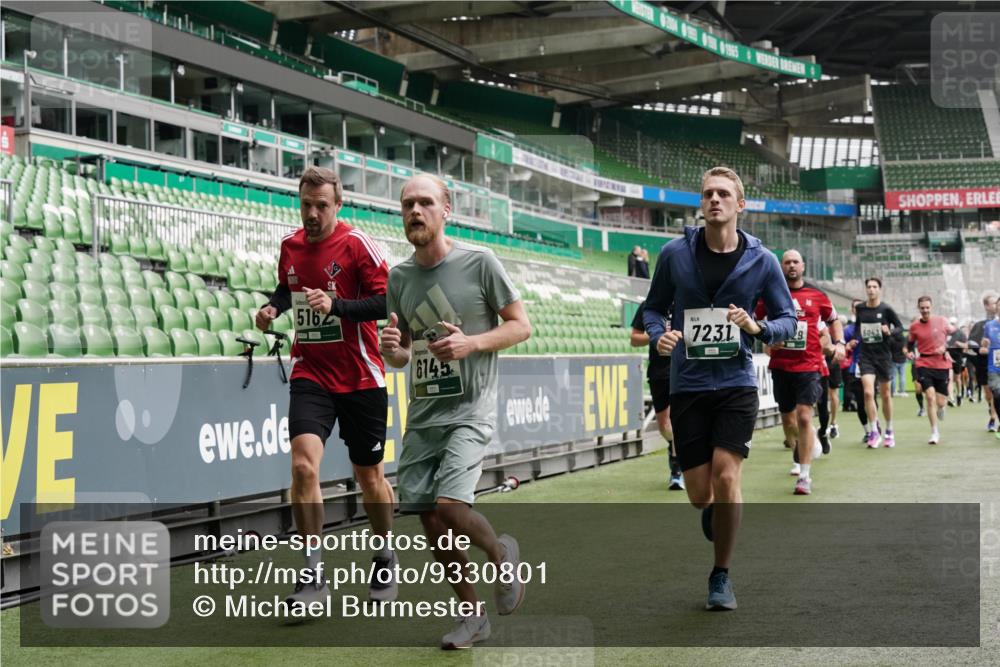 05.10.2025 - 20. swb-Marathon Bremen Michael Burmester http://msf.ph/oto/9330801 05.10.2025 13:03:46 Laufen im Stadion 227, 360, 375, 396, 414, 527, 592, 725, 898, 958, 1019, 1067, 1178, 1275, 1331, 1336, 1413, 1425, 1469, 1507, 1514, 1568, 1695, 1705, 1975, 2016, 2339, 2375, 2407, 2567, 2597, 2696, 2791, 2960, 3019, 3037, 3072, 3313, 3485, 4005, 4053, 4087, 4335, 4453, 4462, 4528, 4651, 4767, 4769, 4793, 5043, 5137, 5162, 5236, 5343, 5410, 5431, 5489, 5523, 5527, 5763, 5867, 5966, 6011, 6138, 6145, 6414, 6417, 6447, 6529, 6584, 6635, 7315, 7316, 7540, 7607, 7653, 293, 721 meine-sportfotos.de