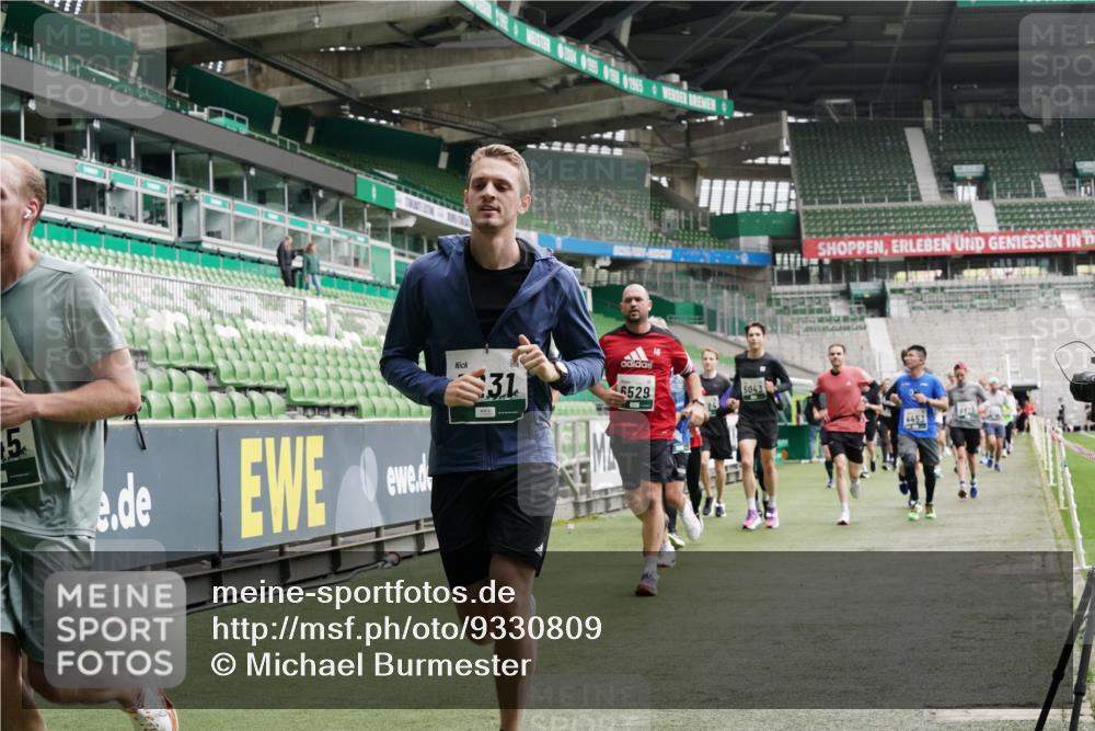 05.10.2025 - 20. swb-Marathon Bremen Michael Burmester http://msf.ph/oto/9330809 05.10.2025 13:03:47 Laufen im Stadion 227, 360, 375, 396, 414, 527, 592, 725, 898, 958, 1019, 1067, 1084, 1178, 1275, 1331, 1336, 1413, 1425, 1468, 1469, 1507, 1514, 1695, 1705, 1975, 2016, 2339, 2375, 2407, 2567, 2597, 2696, 2791, 2960, 3019, 3037, 3072, 3313, 3485, 4005, 4053, 4087, 4335, 4453, 4462, 4528, 4651, 4767, 4769, 4793, 5043, 5137, 5162, 5236, 5343, 5410, 5431, 5489, 5523, 5527, 5763, 5867, 5966, 6011, 6138, 6145, 6414, 6417, 6447, 6529, 6584, 6635, 7315, 7316, 7540, 7607, 7653, 293, 721 meine-sportfotos.de