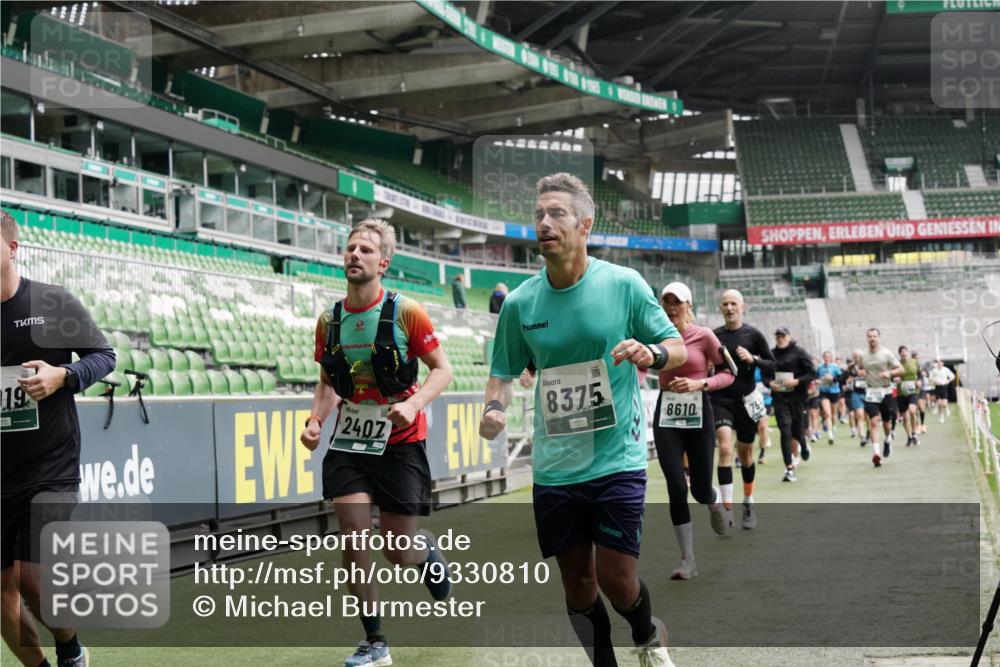 05.10.2025 - 20. swb-Marathon Bremen Michael Burmester http://msf.ph/oto/9330810 05.10.2025 13:03:06 Laufen im Stadion 97, 227, 293, 375, 396, 518, 527, 616, 721, 725, 729, 764, 828, 1121, 1178, 1405, 1425, 1469, 1507, 1568, 1670, 1704, 1705, 1733, 1836, 1944, 2357, 2393, 2407, 2597, 2696, 2772, 2791, 2960, 2984, 3019, 3147, 3313, 3424, 3917, 4026, 4321, 4322, 4464, 4714, 4769, 4817, 4885, 5431, 5527, 5755, 5763, 5867, 5884, 6138, 6215, 6325, 6417, 6481, 6666, 7217, 7315, 7316, 7407, 7433, 7540, 7607, 7653, 7659, 8375, 8526, 8957, 843, 921, 1744, 1924, 2272, 2774, 3217, 4129, 4847 meine-sportfotos.de
