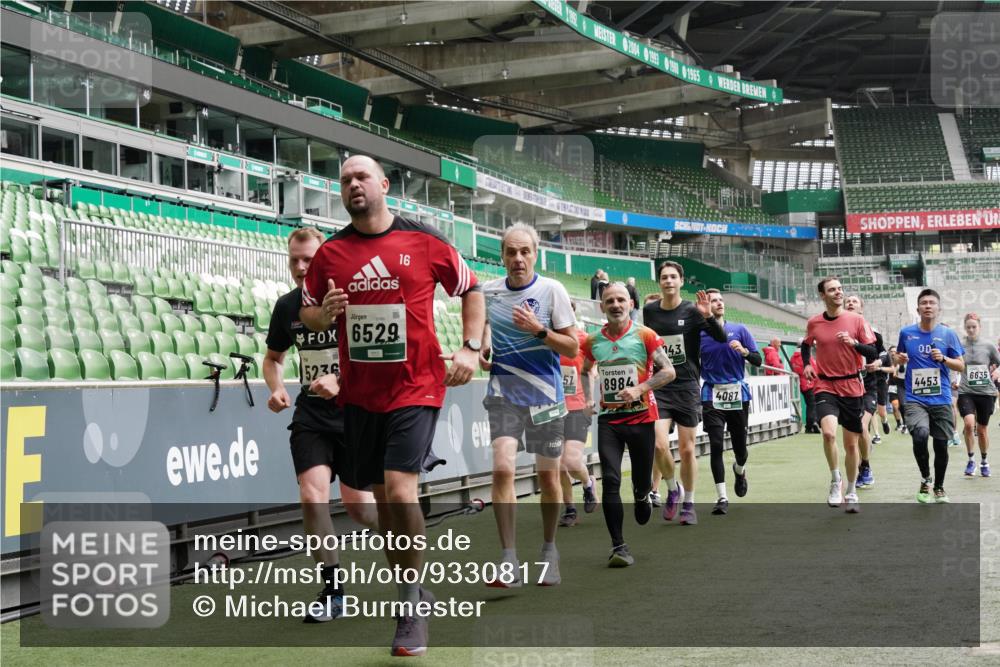 05.10.2025 - 20. swb-Marathon Bremen Michael Burmester http://msf.ph/oto/9330817 05.10.2025 13:03:49 Laufen im Stadion 227, 360, 375, 396, 414, 527, 592, 725, 898, 958, 1019, 1067, 1084, 1178, 1275, 1331, 1336, 1413, 1425, 1468, 1469, 1507, 1514, 1695, 1705, 1975, 2016, 2339, 2375, 2407, 2567, 2597, 2696, 2791, 2960, 3037, 3072, 3313, 3485, 4005, 4053, 4087, 4335, 4453, 4462, 4524, 4528, 4637, 4638, 4651, 4767, 4769, 4793, 5043, 5137, 5162, 5212, 5236, 5343, 5410, 5431, 5489, 5523, 5527, 5763, 5867, 5966, 6011, 6138, 6145, 6287, 6414, 6417, 6447, 6529, 6584, 6635, 7315, 7316, 7540, 7607, 7653 meine-sportfotos.de