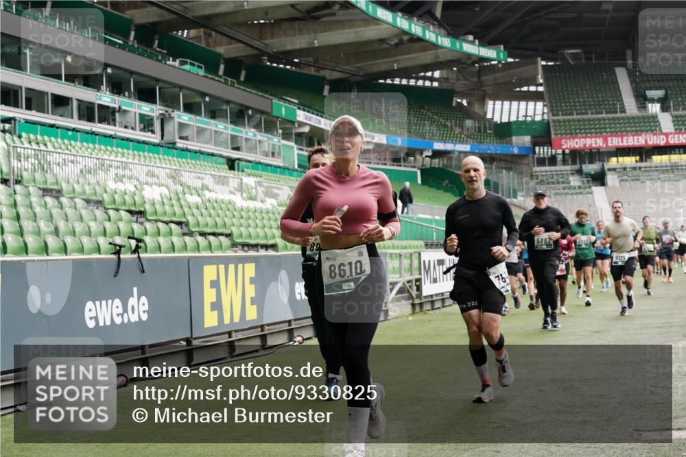 05.10.2025 - 20. swb-Marathon Bremen Michael Burmester http://msf.ph/oto/9330825 05.10.2025 13:03:08 Laufen im Stadion 97, 227, 293, 375, 396, 518, 527, 616, 721, 725, 729, 764, 828, 1121, 1178, 1405, 1425, 1469, 1507, 1568, 1670, 1704, 1705, 1733, 1836, 1944, 2357, 2393, 2407, 2597, 2696, 2772, 2791, 2960, 2984, 3019, 3147, 3313, 3424, 3917, 4026, 4321, 4322, 4714, 4769, 4817, 4885, 5431, 5527, 5755, 5763, 5867, 5884, 6138, 6215, 6325, 6417, 6481, 6666, 7217, 7315, 7316, 7407, 7433, 7540, 7607, 7653, 7659, 8375, 8526, 8957, 843, 921, 1744, 1924, 2272, 2774, 3217, 4129, 4847 meine-sportfotos.de