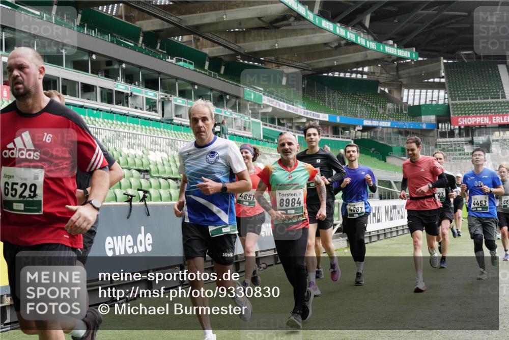 05.10.2025 - 20. swb-Marathon Bremen Michael Burmester http://msf.ph/oto/9330830 05.10.2025 13:03:50 Laufen im Stadion 227, 360, 375, 396, 414, 527, 592, 725, 898, 958, 1019, 1067, 1084, 1178, 1275, 1331, 1336, 1413, 1425, 1468, 1469, 1507, 1514, 1695, 1705, 1975, 2016, 2339, 2375, 2407, 2567, 2597, 2696, 2791, 2960, 3037, 3072, 3313, 3485, 4005, 4053, 4087, 4335, 4453, 4462, 4524, 4528, 4637, 4638, 4651, 4767, 4769, 4793, 5043, 5137, 5162, 5212, 5236, 5343, 5410, 5431, 5489, 5523, 5527, 5763, 5867, 5966, 6011, 6138, 6145, 6287, 6414, 6417, 6447, 6529, 6584, 6635, 7315, 7316, 7540, 7607, 7653 meine-sportfotos.de