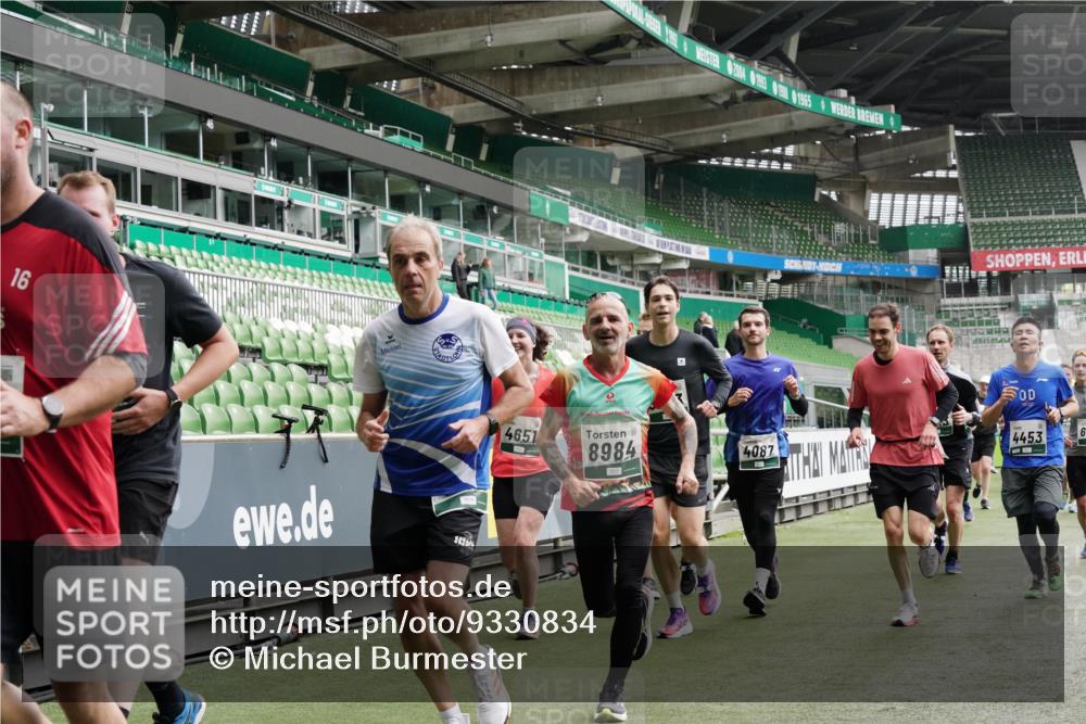 05.10.2025 - 20. swb-Marathon Bremen Michael Burmester http://msf.ph/oto/9330834 05.10.2025 13:03:50 Laufen im Stadion 227, 360, 375, 396, 414, 527, 592, 725, 898, 958, 1019, 1067, 1084, 1178, 1275, 1331, 1336, 1413, 1425, 1468, 1469, 1507, 1514, 1695, 1705, 1975, 2016, 2339, 2375, 2407, 2567, 2597, 2696, 2791, 2960, 3037, 3072, 3313, 3485, 4005, 4053, 4087, 4335, 4453, 4462, 4524, 4528, 4637, 4638, 4651, 4767, 4769, 4793, 5043, 5137, 5162, 5212, 5236, 5343, 5410, 5431, 5489, 5523, 5527, 5763, 5867, 5966, 6011, 6138, 6145, 6287, 6414, 6417, 6447, 6529, 6584, 6635, 7315, 7316, 7540, 7607, 7653 meine-sportfotos.de