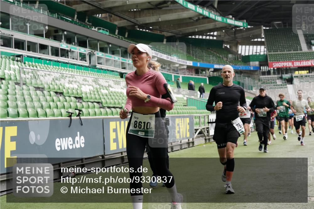 05.10.2025 - 20. swb-Marathon Bremen Michael Burmester http://msf.ph/oto/9330837 05.10.2025 13:03:08 Laufen im Stadion 97, 227, 293, 375, 396, 518, 527, 616, 721, 725, 729, 764, 828, 1121, 1178, 1405, 1425, 1469, 1507, 1568, 1670, 1704, 1705, 1733, 1836, 1944, 2357, 2393, 2407, 2597, 2696, 2772, 2791, 2960, 2984, 3019, 3147, 3313, 3424, 3917, 4026, 4321, 4322, 4714, 4769, 4817, 4885, 5431, 5527, 5755, 5763, 5867, 5884, 6138, 6215, 6325, 6417, 6481, 6666, 7217, 7315, 7316, 7407, 7433, 7540, 7607, 7653, 7659, 8375, 8526, 8957, 843, 921, 1744, 1924, 2272, 2774, 3217, 4129, 4847 meine-sportfotos.de