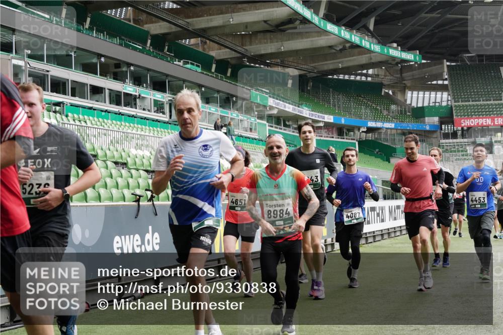 05.10.2025 - 20. swb-Marathon Bremen Michael Burmester http://msf.ph/oto/9330838 05.10.2025 13:03:50 Laufen im Stadion 227, 360, 375, 396, 414, 527, 592, 725, 898, 958, 1019, 1067, 1084, 1178, 1275, 1331, 1336, 1413, 1425, 1468, 1469, 1507, 1514, 1695, 1705, 1975, 2016, 2339, 2375, 2407, 2567, 2597, 2696, 2791, 2960, 3037, 3072, 3313, 3485, 4005, 4053, 4087, 4335, 4453, 4462, 4524, 4528, 4637, 4638, 4651, 4767, 4769, 4793, 5043, 5137, 5162, 5212, 5236, 5343, 5410, 5431, 5489, 5523, 5527, 5763, 5867, 5966, 6011, 6138, 6145, 6287, 6414, 6417, 6447, 6529, 6584, 6635, 7315, 7316, 7540, 7607, 7653 meine-sportfotos.de