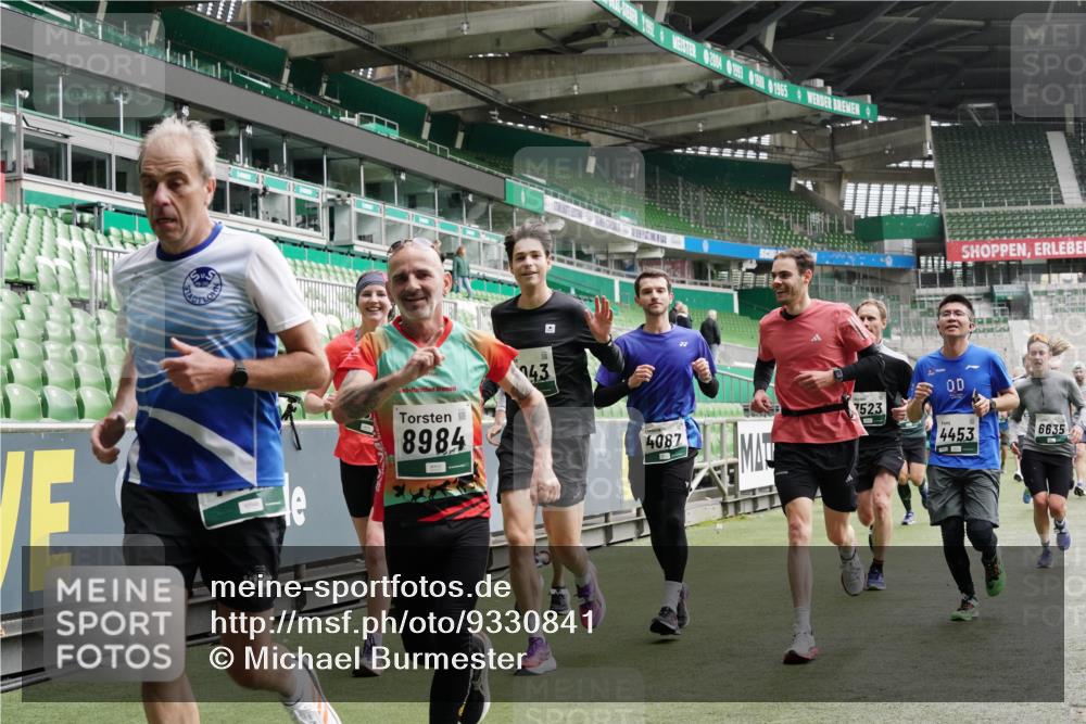 05.10.2025 - 20. swb-Marathon Bremen Michael Burmester http://msf.ph/oto/9330841 05.10.2025 13:03:51 Laufen im Stadion 227, 360, 375, 396, 414, 527, 592, 725, 898, 958, 1019, 1067, 1084, 1178, 1275, 1331, 1336, 1413, 1425, 1468, 1469, 1507, 1514, 1695, 1705, 1975, 2016, 2339, 2375, 2407, 2567, 2597, 2696, 2791, 2960, 3037, 3072, 3313, 3485, 4005, 4053, 4087, 4335, 4453, 4462, 4524, 4528, 4637, 4638, 4651, 4767, 4769, 4793, 5043, 5137, 5162, 5212, 5236, 5343, 5410, 5431, 5489, 5523, 5527, 5763, 5867, 5966, 5969, 6011, 6138, 6145, 6287, 6414, 6447, 6529, 6584, 6635, 7315, 7316, 7540, 7607, 7653 meine-sportfotos.de
