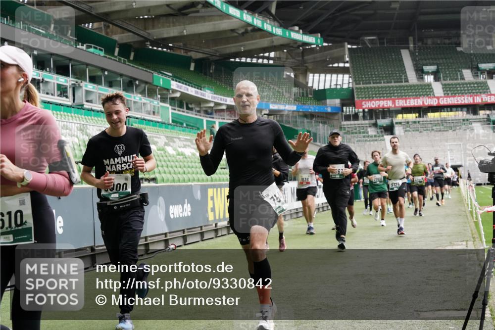 05.10.2025 - 20. swb-Marathon Bremen Michael Burmester http://msf.ph/oto/9330842 05.10.2025 13:03:09 Laufen im Stadion 97, 227, 293, 375, 396, 518, 527, 616, 721, 725, 729, 764, 828, 1121, 1178, 1405, 1425, 1469, 1507, 1568, 1670, 1704, 1705, 1733, 1836, 1944, 2357, 2393, 2407, 2597, 2696, 2772, 2791, 2960, 2984, 3019, 3147, 3313, 3424, 3917, 4026, 4321, 4322, 4714, 4767, 4769, 4817, 4885, 5431, 5527, 5755, 5763, 5867, 5884, 6138, 6215, 6325, 6417, 6481, 6666, 7217, 7315, 7316, 7407, 7433, 7540, 7607, 7653, 7659, 8375, 8526, 8957, 729, 843, 921, 1744, 1924, 2272, 2774, 3217, 4129, 4847 meine-sportfotos.de