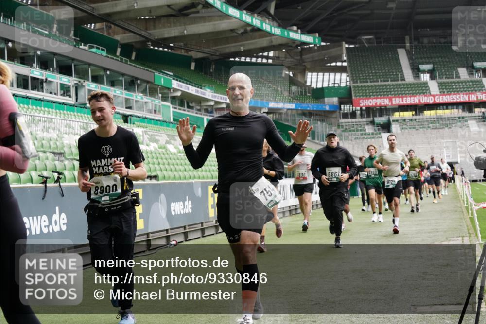 05.10.2025 - 20. swb-Marathon Bremen Michael Burmester http://msf.ph/oto/9330846 05.10.2025 13:03:09 Laufen im Stadion 97, 227, 293, 375, 396, 518, 527, 616, 721, 725, 729, 764, 828, 1121, 1178, 1405, 1425, 1469, 1507, 1568, 1670, 1704, 1705, 1733, 1836, 1944, 2357, 2393, 2407, 2597, 2696, 2772, 2791, 2960, 2984, 3019, 3147, 3313, 3424, 3917, 4026, 4321, 4322, 4714, 4767, 4769, 4817, 4885, 5431, 5527, 5755, 5763, 5867, 5884, 6138, 6215, 6325, 6417, 6481, 6666, 7217, 7315, 7316, 7407, 7433, 7540, 7607, 7653, 7659, 8375, 8526, 8957, 729, 843, 921, 1744, 1924, 2272, 2774, 3217, 4129, 4847 meine-sportfotos.de
