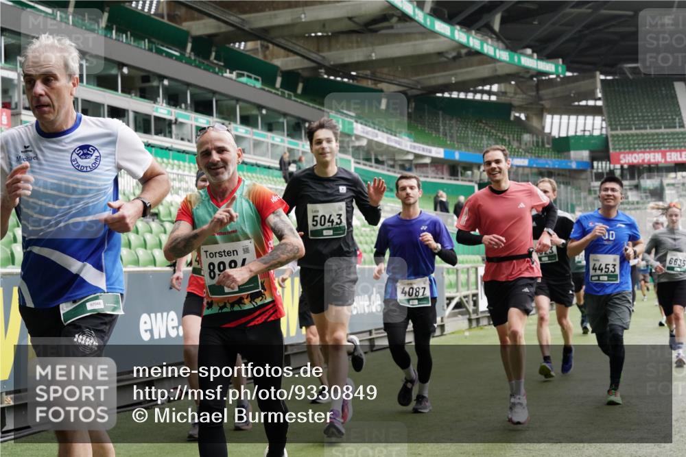 05.10.2025 - 20. swb-Marathon Bremen Michael Burmester http://msf.ph/oto/9330849 05.10.2025 13:03:51 Laufen im Stadion 227, 360, 375, 396, 414, 527, 592, 725, 898, 958, 1019, 1067, 1084, 1178, 1275, 1331, 1336, 1413, 1425, 1468, 1469, 1507, 1514, 1695, 1705, 1975, 2016, 2339, 2375, 2407, 2567, 2597, 2696, 2791, 2960, 3037, 3072, 3313, 3485, 4005, 4053, 4087, 4335, 4453, 4462, 4524, 4528, 4637, 4638, 4651, 4767, 4769, 4793, 5043, 5137, 5162, 5212, 5236, 5343, 5410, 5431, 5489, 5523, 5527, 5763, 5867, 5966, 5969, 6011, 6138, 6145, 6287, 6414, 6447, 6529, 6584, 6635, 7315, 7316, 7540, 7607, 7653 meine-sportfotos.de