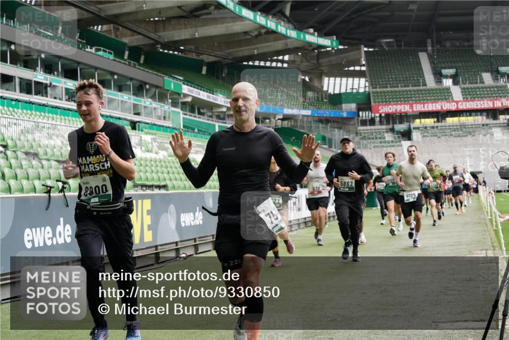05.10.2025 - 20. swb-Marathon Bremen Michael Burmester http://msf.ph/oto/9330850 05.10.2025 13:03:09 Laufen im Stadion 97, 227, 293, 375, 396, 518, 527, 616, 721, 725, 729, 764, 828, 1121, 1178, 1405, 1425, 1469, 1507, 1568, 1670, 1704, 1705, 1733, 1836, 1944, 2357, 2393, 2407, 2597, 2696, 2772, 2791, 2960, 2984, 3019, 3147, 3313, 3424, 3917, 4026, 4321, 4322, 4714, 4767, 4769, 4817, 4885, 5431, 5527, 5755, 5763, 5867, 5884, 6138, 6215, 6325, 6417, 6481, 6666, 7217, 7315, 7316, 7407, 7433, 7540, 7607, 7653, 7659, 8375, 8526, 8957, 729, 843, 921, 1744, 1924, 2272, 2774, 3217, 4129, 4847 meine-sportfotos.de