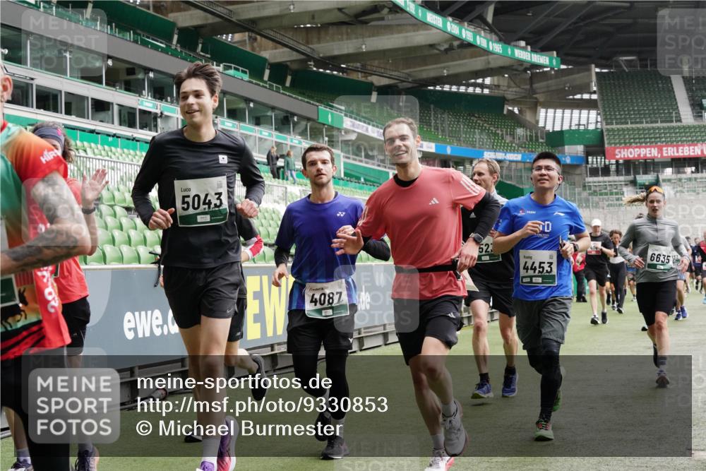 05.10.2025 - 20. swb-Marathon Bremen Michael Burmester http://msf.ph/oto/9330853 05.10.2025 13:03:52 Laufen im Stadion 227, 360, 375, 396, 414, 527, 592, 725, 898, 958, 1019, 1067, 1084, 1178, 1275, 1331, 1336, 1413, 1425, 1468, 1469, 1507, 1514, 1695, 1705, 1975, 2016, 2339, 2375, 2567, 2597, 2696, 2791, 2960, 3037, 3072, 3313, 3485, 4005, 4053, 4087, 4335, 4453, 4462, 4524, 4528, 4637, 4638, 4651, 4767, 4769, 4793, 5043, 5137, 5162, 5212, 5236, 5343, 5410, 5431, 5489, 5523, 5527, 5763, 5867, 5966, 5969, 6011, 6138, 6145, 6287, 6414, 6447, 6529, 6584, 6635, 7315, 7316, 7540, 7607, 7653, 375 meine-sportfotos.de