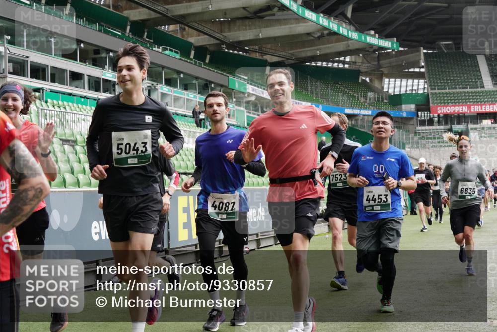 05.10.2025 - 20. swb-Marathon Bremen Michael Burmester http://msf.ph/oto/9330857 05.10.2025 13:03:52 Laufen im Stadion 227, 360, 375, 396, 414, 527, 592, 725, 898, 958, 1019, 1067, 1084, 1178, 1275, 1331, 1336, 1413, 1425, 1468, 1469, 1507, 1514, 1695, 1705, 1975, 2016, 2339, 2375, 2567, 2597, 2696, 2791, 2960, 3037, 3072, 3313, 3485, 4005, 4053, 4087, 4335, 4453, 4462, 4524, 4528, 4637, 4638, 4651, 4767, 4769, 4793, 5043, 5137, 5162, 5212, 5236, 5343, 5410, 5431, 5489, 5523, 5527, 5763, 5867, 5966, 5969, 6011, 6138, 6145, 6287, 6414, 6447, 6529, 6584, 6635, 7315, 7316, 7540, 7607, 7653, 375 meine-sportfotos.de