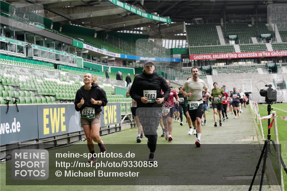 05.10.2025 - 20. swb-Marathon Bremen Michael Burmester http://msf.ph/oto/9330858 05.10.2025 13:03:10 Laufen im Stadion 97, 227, 293, 375, 396, 518, 527, 616, 721, 725, 764, 828, 1121, 1178, 1405, 1425, 1469, 1507, 1568, 1670, 1704, 1705, 1733, 1836, 1944, 2357, 2393, 2407, 2597, 2696, 2772, 2791, 2960, 2984, 3019, 3147, 3313, 3424, 3917, 4026, 4321, 4322, 4714, 4767, 4769, 4885, 5410, 5431, 5527, 5755, 5763, 5867, 5884, 6138, 6215, 6325, 6417, 6481, 6666, 7217, 7315, 7316, 7407, 7433, 7540, 7607, 7653, 7659, 8375, 8526, 8957, 97, 729, 843, 921, 2272, 2774, 3217, 4129, 4847 meine-sportfotos.de